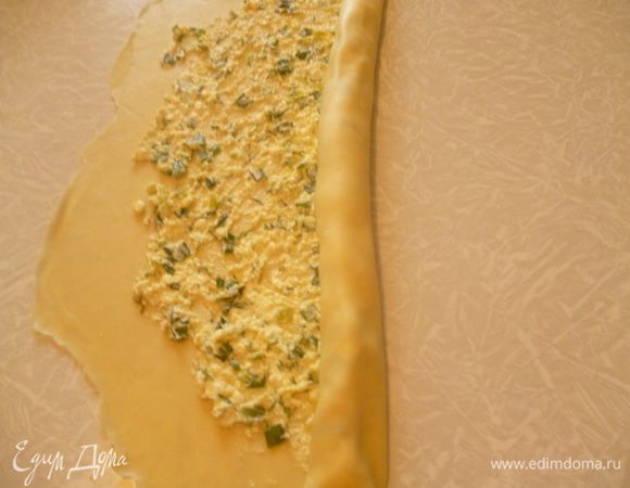 Аккуратно свернуть рулетом.