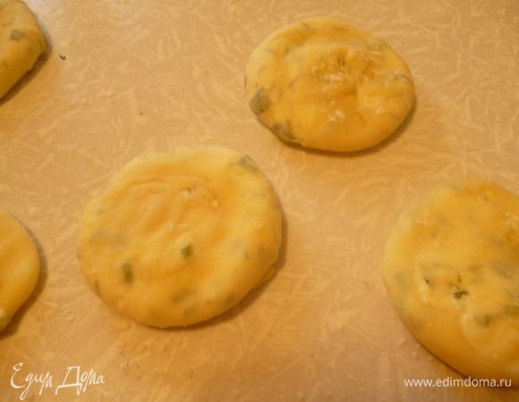 Руками аккуратно прижать и сформовать лепешечку.Обжарить с двух сторон.Приятного вам аппетита!