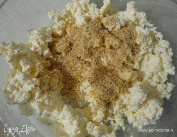 Творог растереть, смешать с сахаром и измельчённым миндалём. 