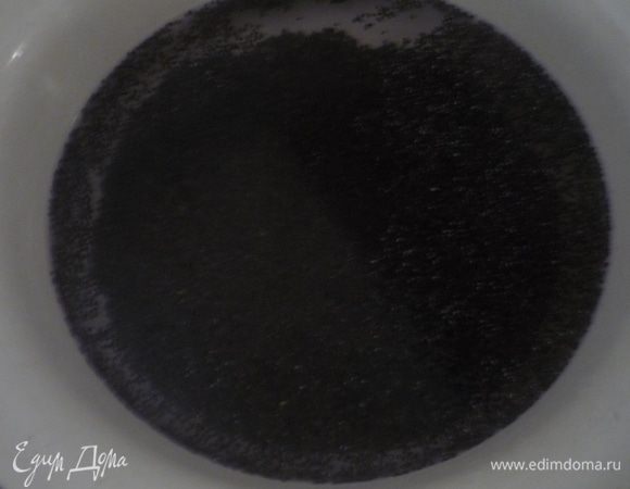 Мак залить кипящей водой, подержать минут 20, слить.