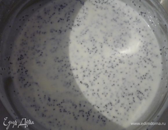 Размягчённое масло, сметану, сахар, мак соединить. Соус нагреть, но не кипятить.