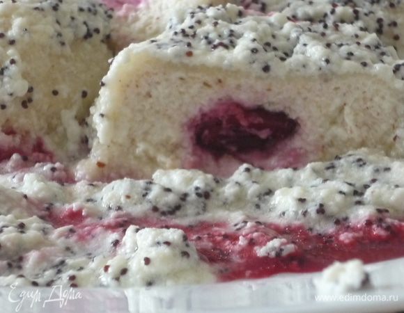 Полить шарики соком, оставшимся от размораживания вишни.