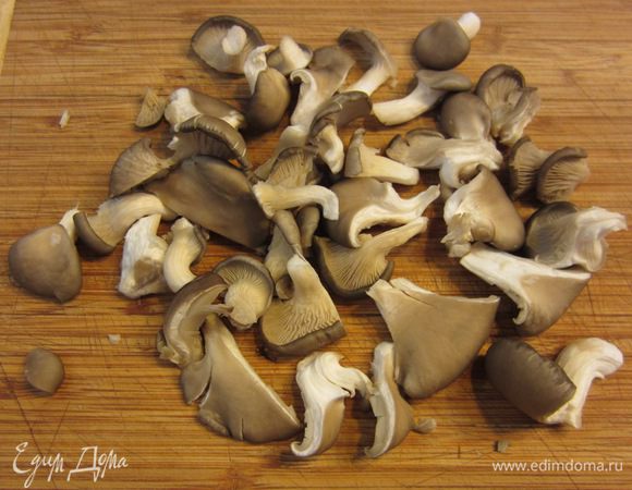 Почистите грибы, порвите их руками на довольно крупные куски, маленькие грибы можно оставить целыми.