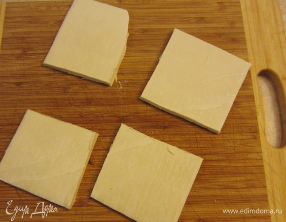 Разрежьте тесто на 4 части.