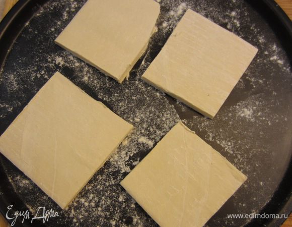 Положите тесто на противень и запекайте в духовке в течение 20 минут.