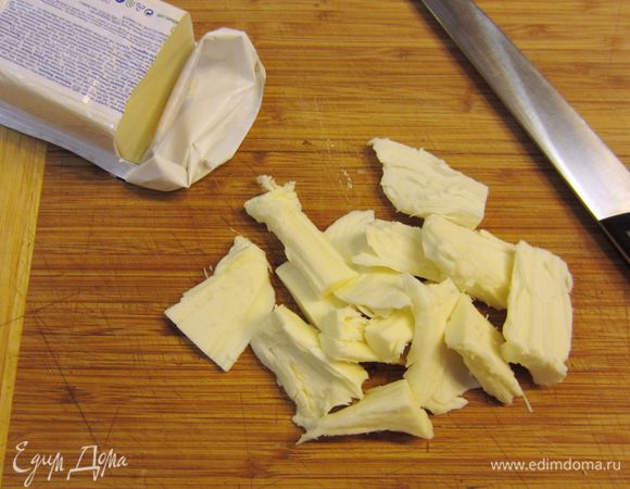 Разломите моцареллу на кусочки. Главное, чтобы толщина кусочков была не больше 1 см.