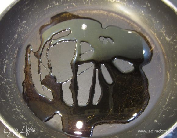 Разогрейте сковороду со столовой ложкой растительного масла.