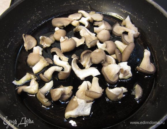 Выложите грибы. Помните, если хотите обжарить грибы, они должны лежать в один слой, поэтому не кладите их много. Обжарьте грибы до золотистой корочки.