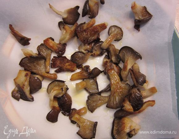 Выложите грибы на пергаментную бумагу или бумажное полотенце, чтобы удалить лишнее масло.