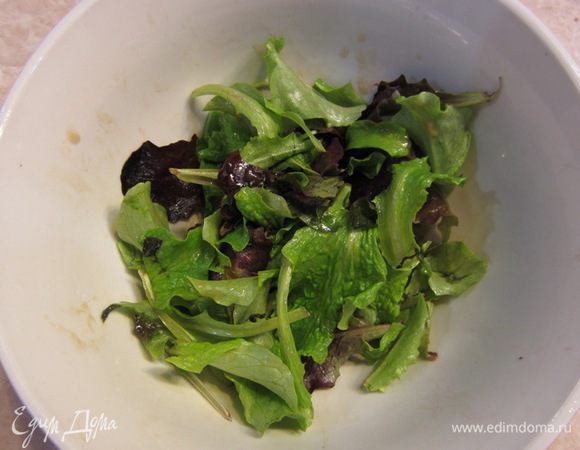 Положите салатный микс в отдельную емкость. Добавьте 4 ч. л. соуса и хорошо перемешайте салат руками. Попробуйте, добавьте соус, если необходимо.