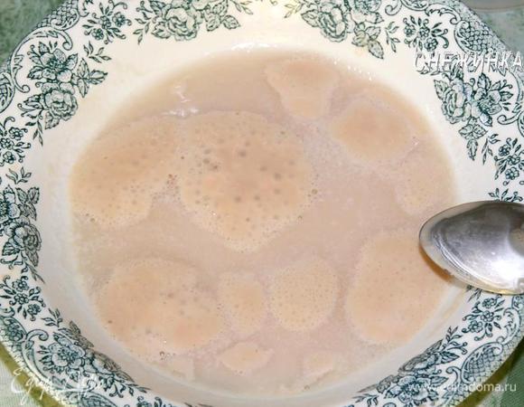 В теплой воде растворить дрожжи с добавлением сахара. Оставить до появления пенки.