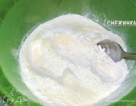 Муку просеять в миску, смешать с манной крупой и солью.