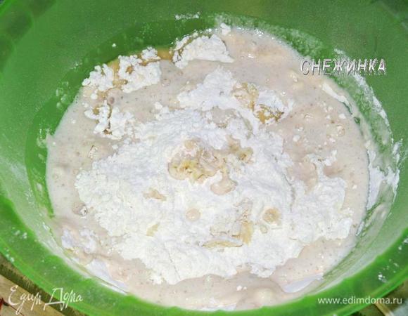 Добавить масло, вино, дрожжи и вымешивать тесто. Для этого удобнее использовать миксер с насадками для теста, в этом случае вымешивать надо около 10 минут. Если вымешивать руками получится еще дольше.