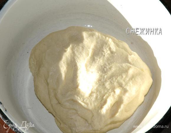 Смазать глубокую миску оливковым маслом и выложить готовое тесто. Накрыть пищевой пленкой и поставить подходить в теплое место без сквозняков на 1-1,5 часа.