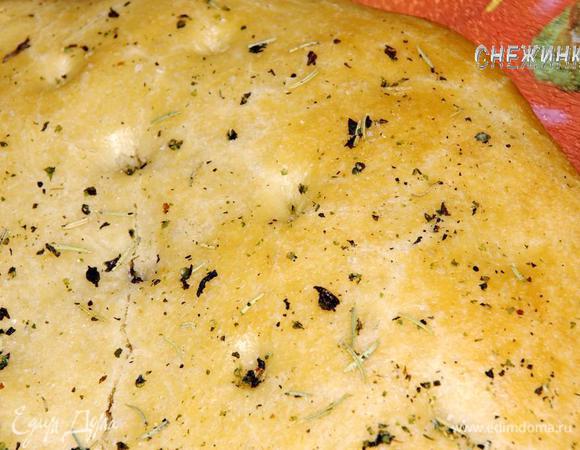 Выпекать при 220С около 25-30 минут. Здесь главное – не передержать, иначе мякиш не будет нежным и воздушным. Готовую, еще горячую, фокаччу присыпать крупной морской солью и смазать сухими травами, смешанными с 1 ст.л. оливкового масла.