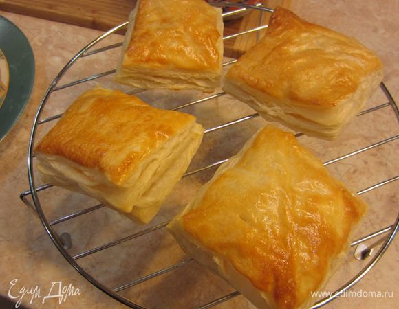 Выложите готовое тесто на решетку. Дайте остыть. Разделите каждый кусочек теста пополам. Это будет легко сделать.