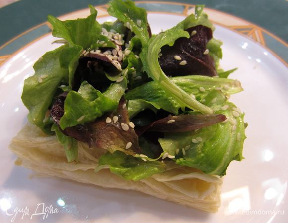 Положите сверху немного салата. Можете примять его, если не укладывается.