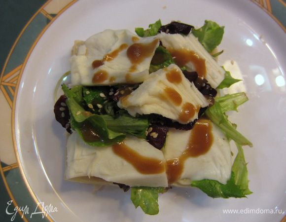 Выложите сверху кусочки моцареллы. Полейте соусом.