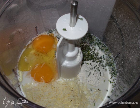 Смешиваем все ингредиенты (кроме смальца, конечно). Не надо пугаться - тесто получается очень жидкое. Перед тем, как выпекать, тесто можно оставить на час-другой, а то и на всю ночь. Но я нетерпеливая, поэтому пекла буквально через полчаса.