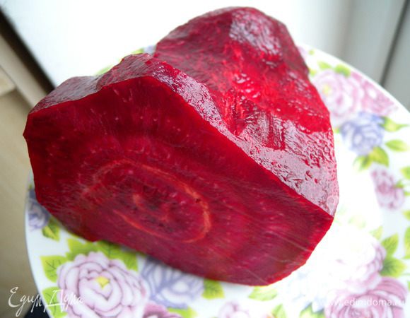 Квасная (моченая) свекла:
Берется свекла, только не такая маленькая бордовая, а большая, похожая на кормовую, с белыми прожилками. С бордовой не получится. Чистится и режется на куски, так, чтобы только они пролезли в горлышко банки (лучше делать на 3 литра). 