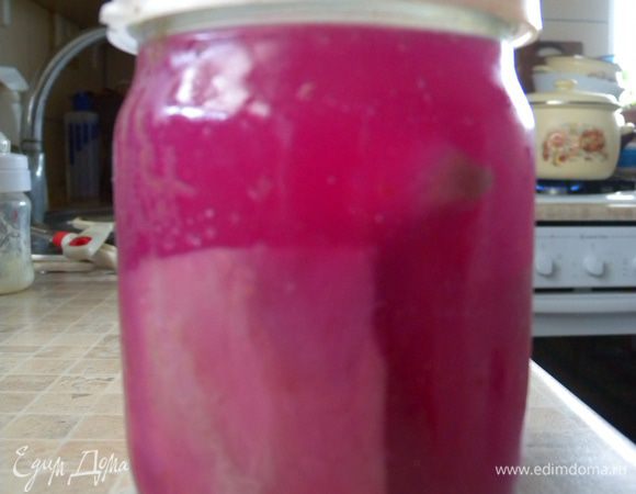 Заливается все это чистой холодной водой без соли и сахара и остается на 2-3 недели на кухне при комнатной температуре. За это время свекла квасится. Жидкость становится розовой и приобретает вкус кваса. Свекла тоже становится со вкусом кваса. (Как вкус хлебного кваса). 