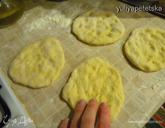 Тесто. Яйца взбить с солью и водой вилкой. Просеять на стол муку. В центре муки сделать ямку и вылить туда жидкость. Замесить тесто. Разделить на количество «крышек» (в моем случае 4 крышки). И расплескать руками лепешки. Или раскатать скалкой.