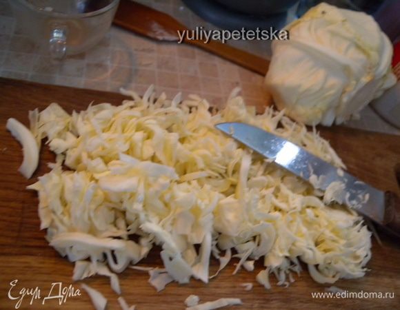 Овощи вымыть и очистить. Капусту и лук тонко на шинковать. Картофель нарезать небольшими кубиками.  