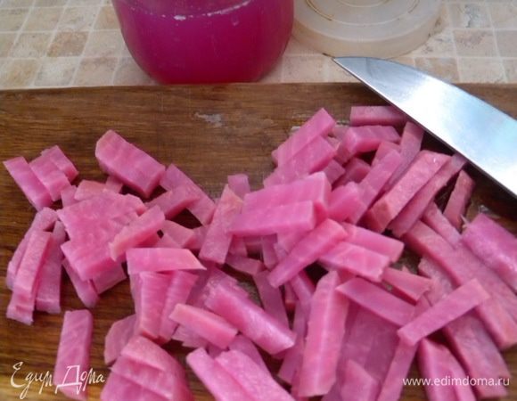 Морковь и свеклу - соломкой. На фото квасная свекла. 