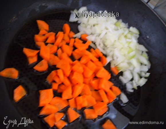 Лук и морковь слегка обжарить на масле, 
