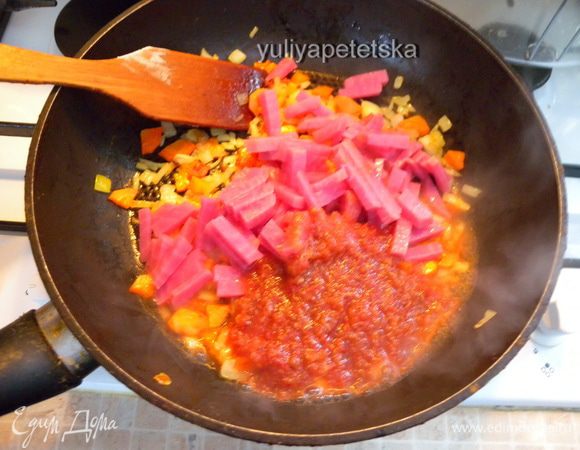 добавить томат, 50 мл воды и потушить минут 7-10. (Я ДОБАВИЛА ПРОТЕРТЫЙ ТОМАТ С ЧЕСНОКОМ)