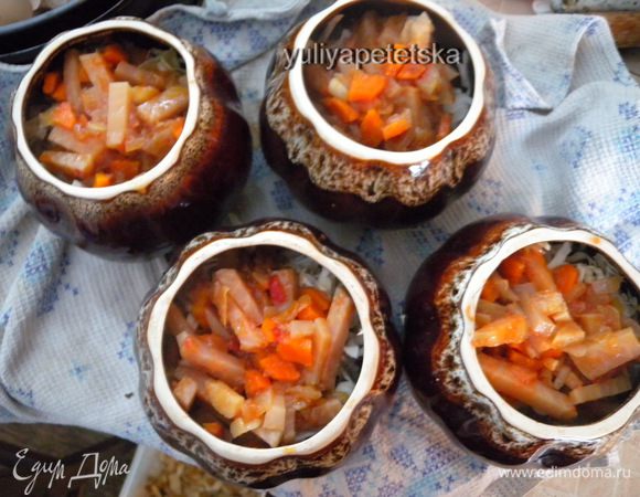 мясо и тушеные овощи. Процеженный бульон довести до кипения и влить в горшочек. 