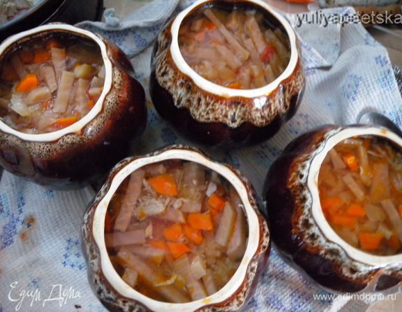 Бульона должно быть столько в чашке, чтобы потом еще поместилась сметана и чтобы крышка из теста не касалась жидкости. 