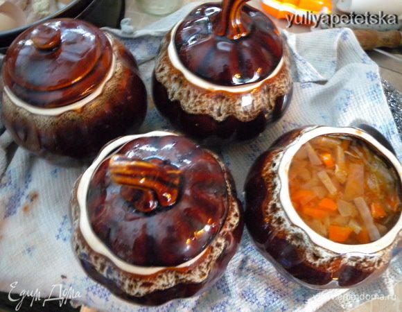 Накрыть крышками и поставить в печь (духовку) на 40-45 минут. Затем вытащить горшочки. 