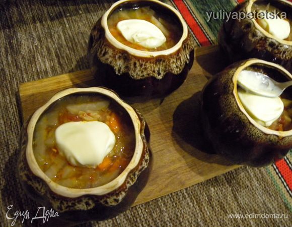 Сметану перемешать с яйцами (сырыми) и влить осторожно в горшки этаж борща не перемешивая. За счет яйца в сметане образуется корочка и сметана и внутри будет густой.  Это так прикольно :-)