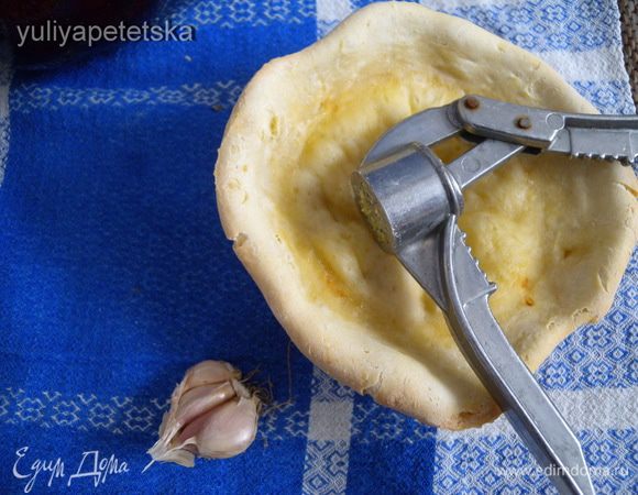 Из готового борща снять хлебную «крышку», посыпать зеленью петрушки или укропа, добавить чеснок 
