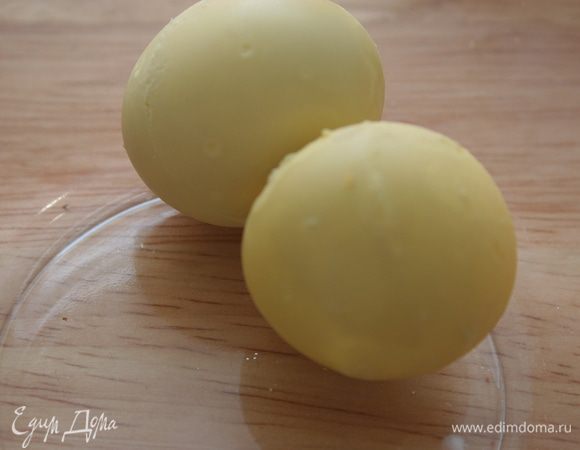 Отвариваем яйца, остужаем, извлекаем желтки. Белки можно впоследствии использовать для подачи. 