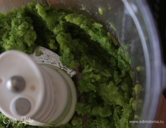 Горошек измельчаем в блендере. Состояния пюре добиваться не нужно, пусть консистенция будет рыхлой. 
На данном этапе нужно сделать выбор, десерт мы готовим или закуску. Добавляем 30 г сахара или половину соли.