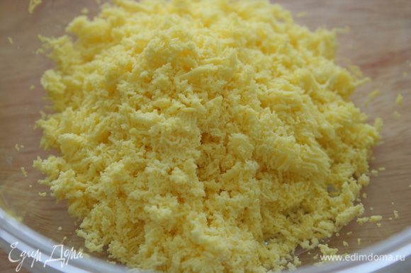 Яичные желтки перетираем через ситечко, добавляем либо оставшиеся 10 г сахар, либо соль.