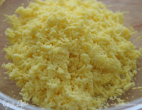 Яичные желтки перетираем через ситечко, добавляем либо оставшиеся 10 г сахар, либо соль.