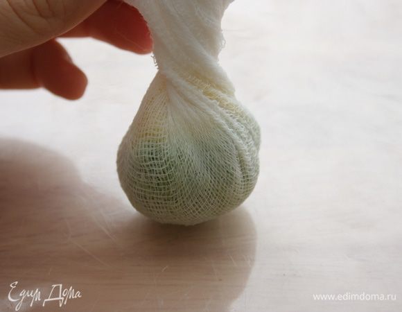 Поднимаем марлю за концы вверх и скручиваем в жгутик. Рукой аккуратно придерживаем пирожное, чтобы получился шарик. 
Вот и весь секрет японских пирожных. Приятного аппетита))