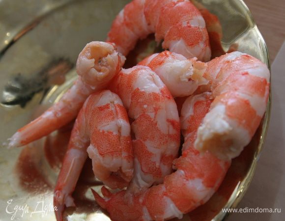 Очистите креветки от голов и панцирей, удалите кишечную вену.