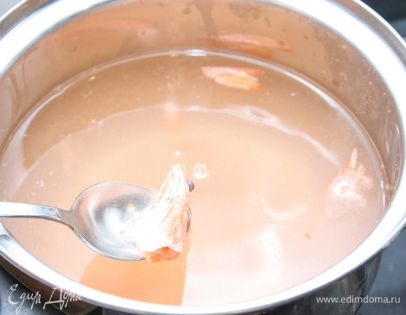 Панцири и головы положите в кастрюльку, влейте 700 мл воды и доведите до кипения.