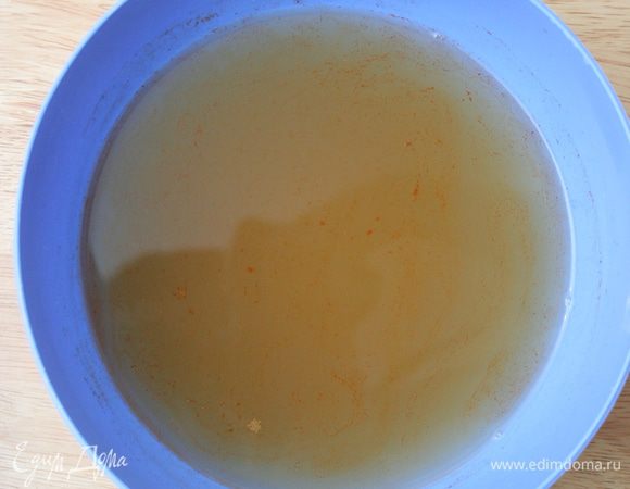 Почистите морковь, чеснок, помойте зелень. Добавьте морковь, 2 зубчика чеснока, лавровый лист и петрушку в бульон к креветкам. Варите на небольшом огне 30 минут. Затем процедите бульон.