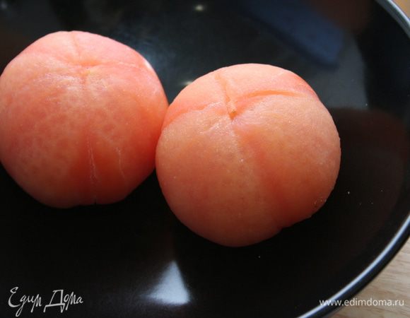 На помидорах сверху сделайте крестовидный надрез, ошпарьте кипятком, снимите кожицу.