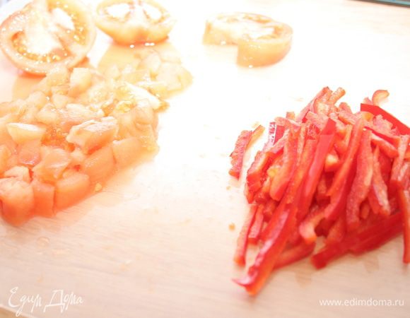 Помидоры нарежьте маленькими кубиками. Перец нашинкуйте тонкой соломкой. 1 зубчик чеснока разотрите в кашицу или пропустите через пресс.