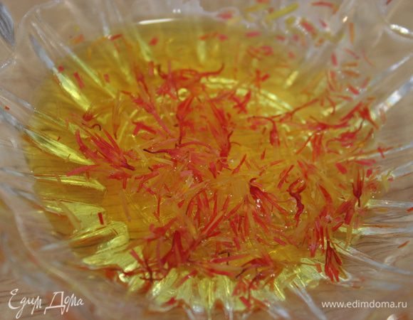 Шафран залейте небольшим количеством теплой воды. 