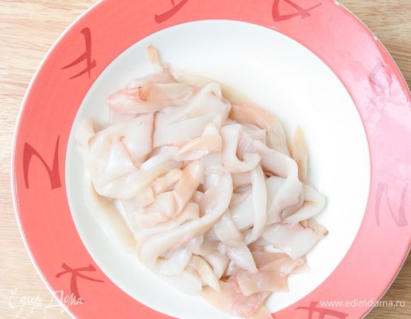 Кальмары очистите от пленки, это легко сделать, если на 30 секунд опустить их в кипяток. Нарежьте кольцами.