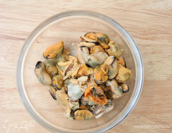 Мидии помойте и очистите от водорослей. Я советую всегда проверять мидии, даже в морском коктейле! Мне несколько раз попадались осколки раковин, оставшиеся внутри мидии. Такой осколок, если его съесть, может причинить вред. 