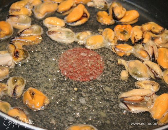 Вместо тяжелой чугунной сковороды — у меня Tefal с высокими бортиками. Разогрейте оливковое масло на сковороде. Положите мидии, посолите и готовьте 7–10 минут. Достаньте мидии со сковороды и переложите на блюдо.