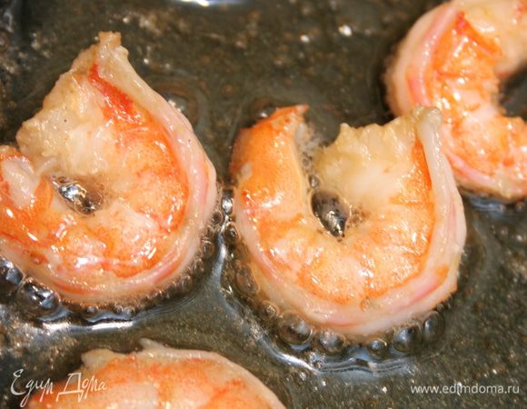 Положите на сковороду креветки, немного посолите, готовьте 3 минуты. Тоже переложите на блюдо.